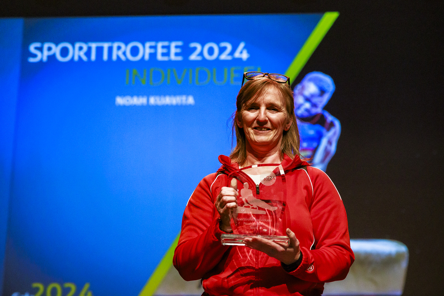 Sandra Gebruers van Silok, nam de trofee van Noah Kuavita in ontvangst - copy Victoriano Moreno